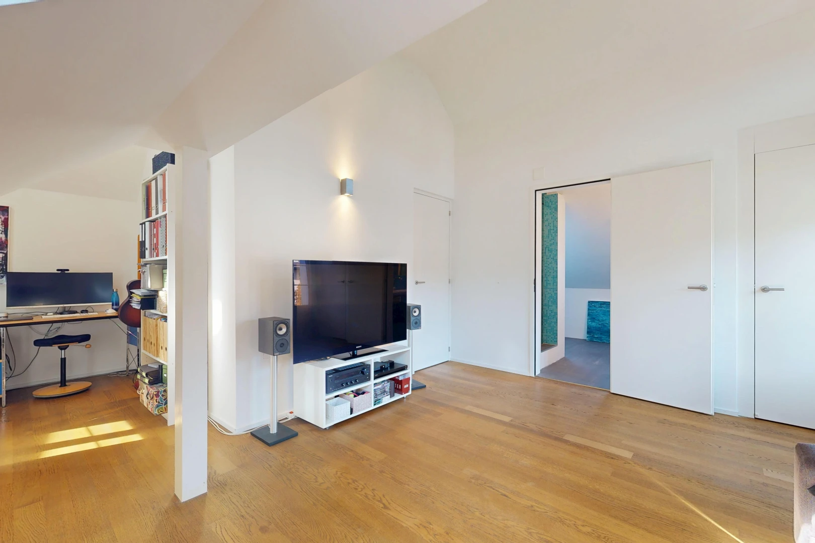 wohnzimmer mit fernseher, vaulted ceiling, dachschräge, wood finish floor, und holzfußboden