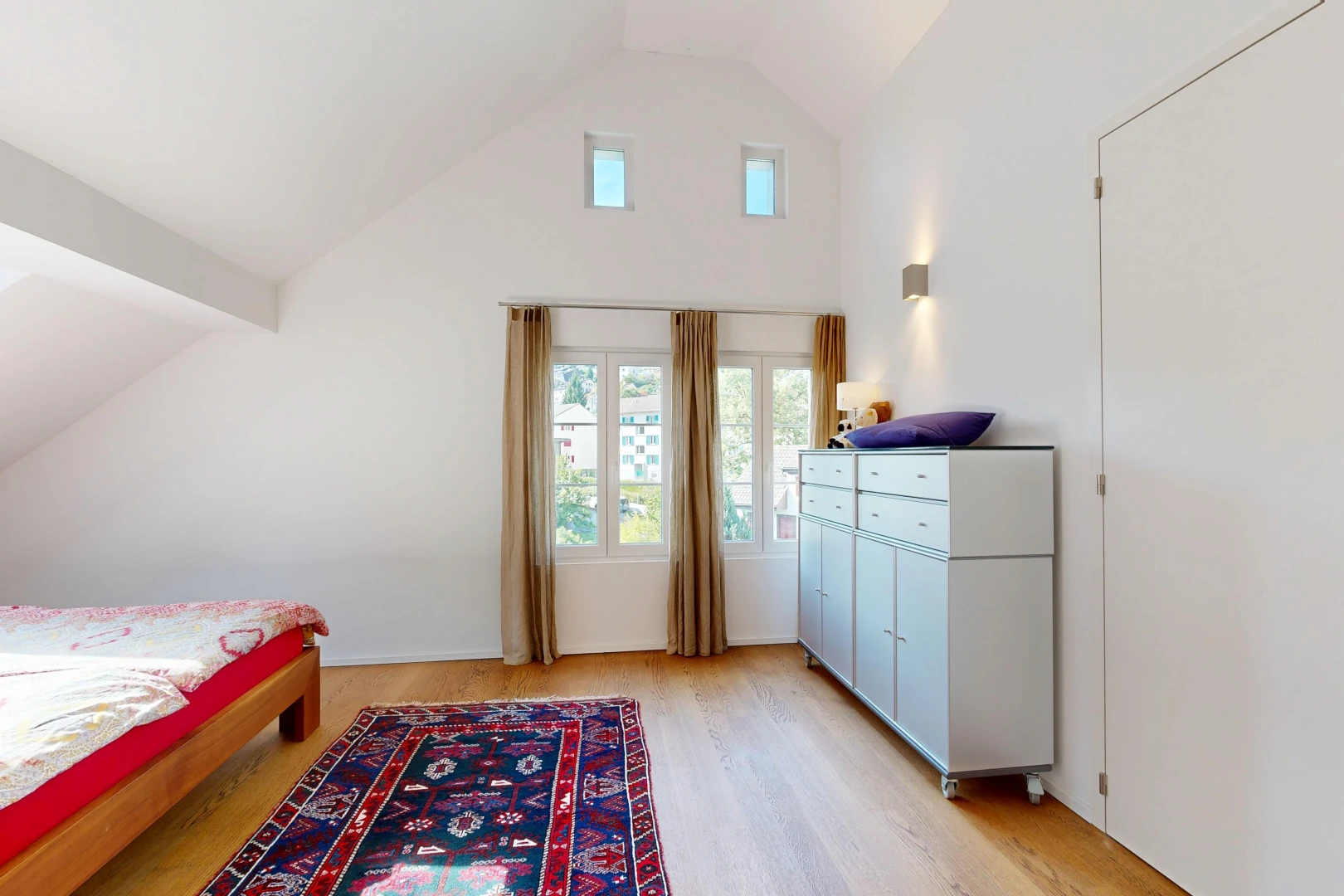 zimmer / schlafzimmer mit dachschräge, vaulted ceiling, hohe decke, high ceiling, und natürliches licht