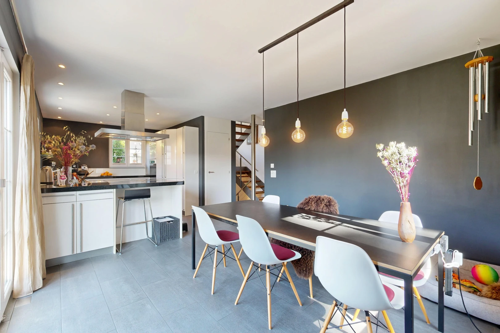esszimmer mit treppen, pendelleuchte, drywall, gipskartonwand, und inside property