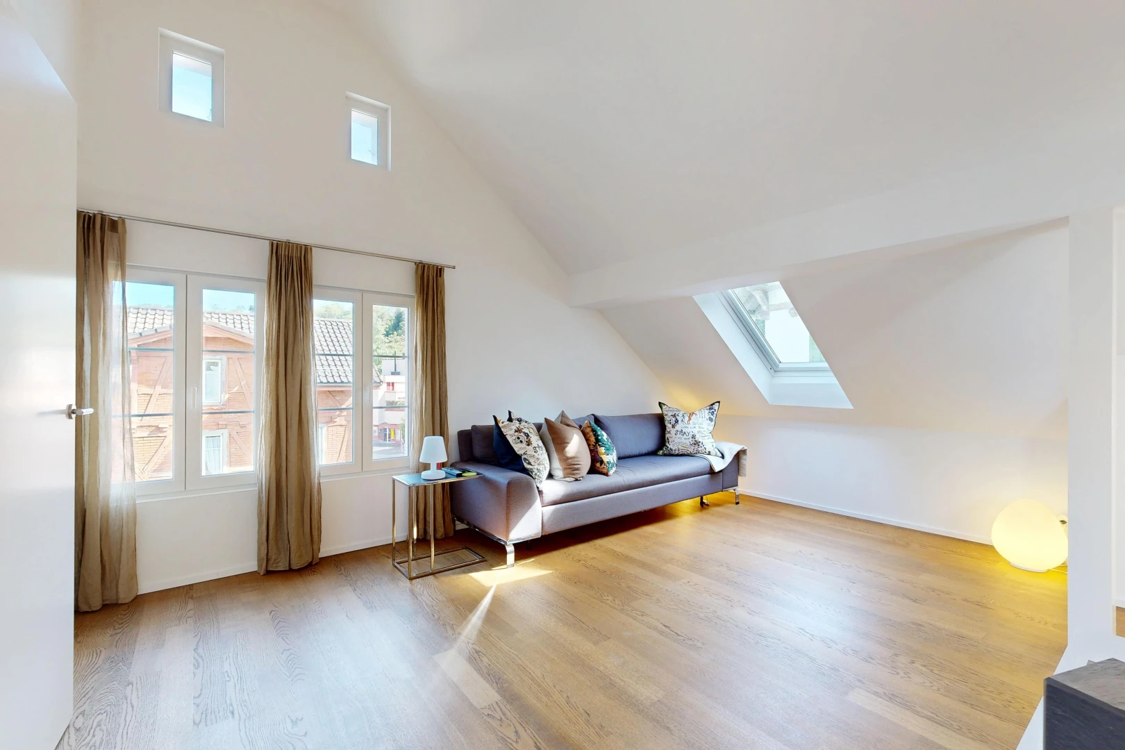 wohnzimmer mit vaulted ceiling, dachschräge, natürliches licht, drywall, und gipskartonwand