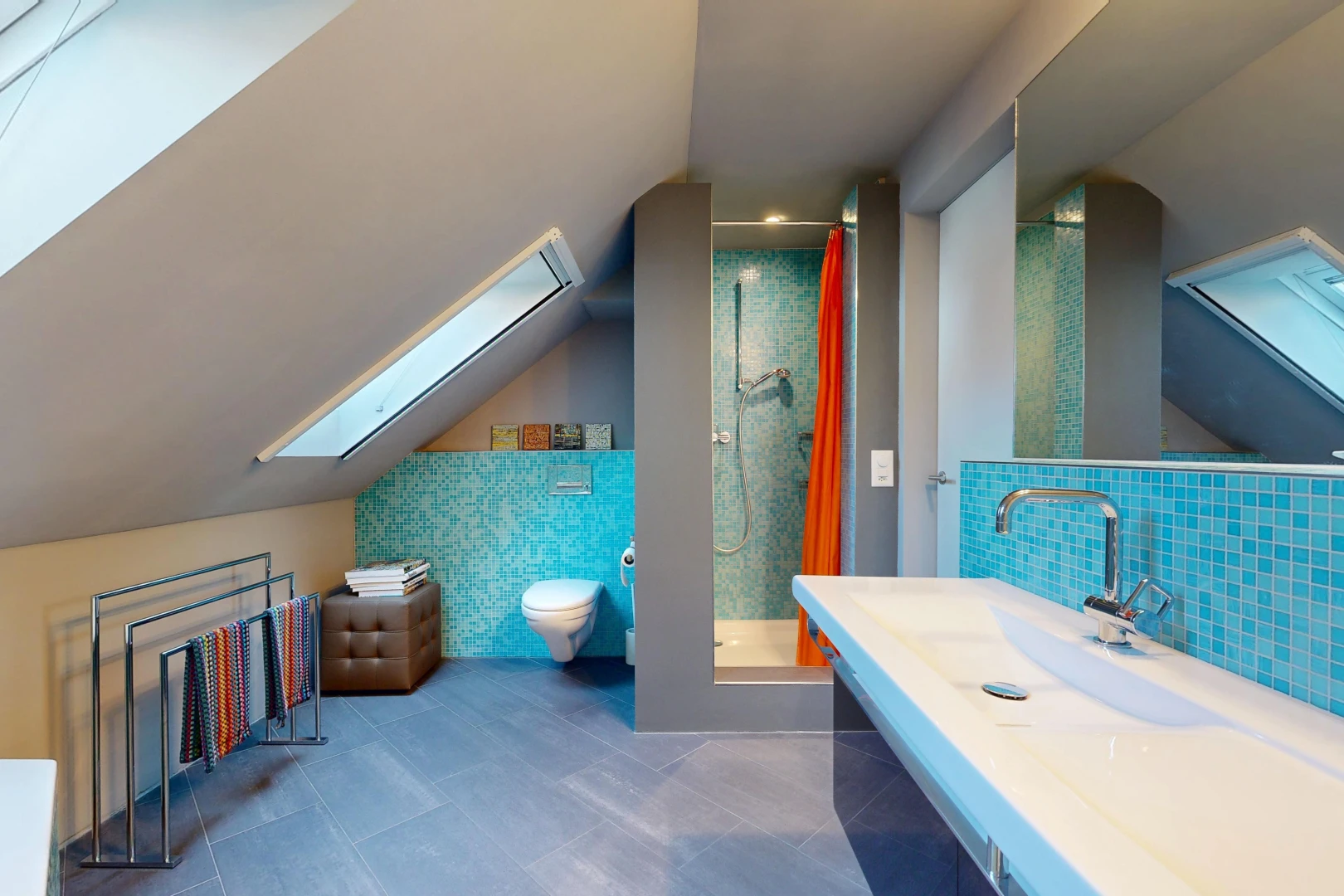 bad mit komplettes badezimmer, schminktisch, dusche, waschbecken, und gipskartonwand