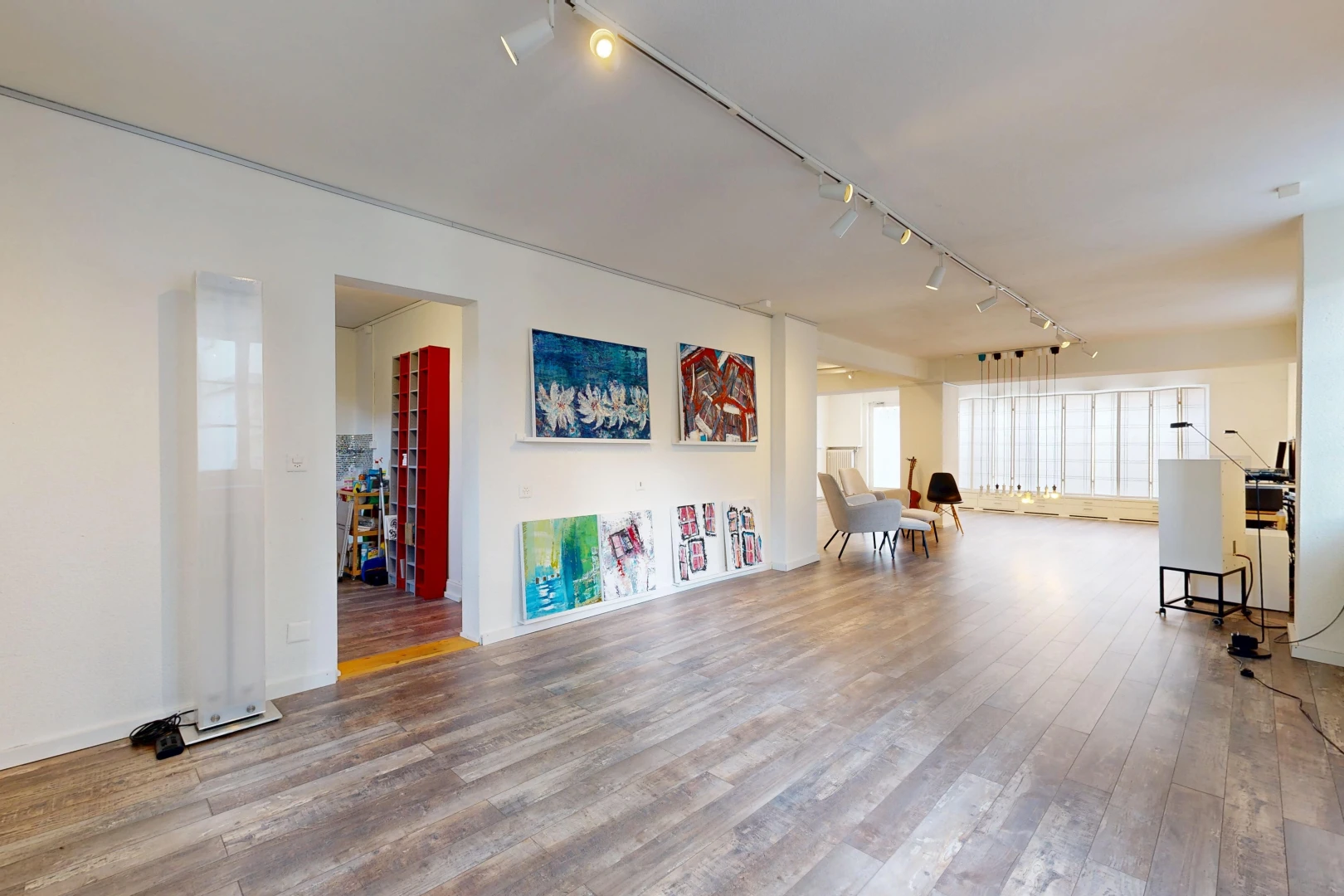 leerer raum mit deckenbeleuchtung, drywall, gipskartonwand, wood finish floor, und holzfußboden