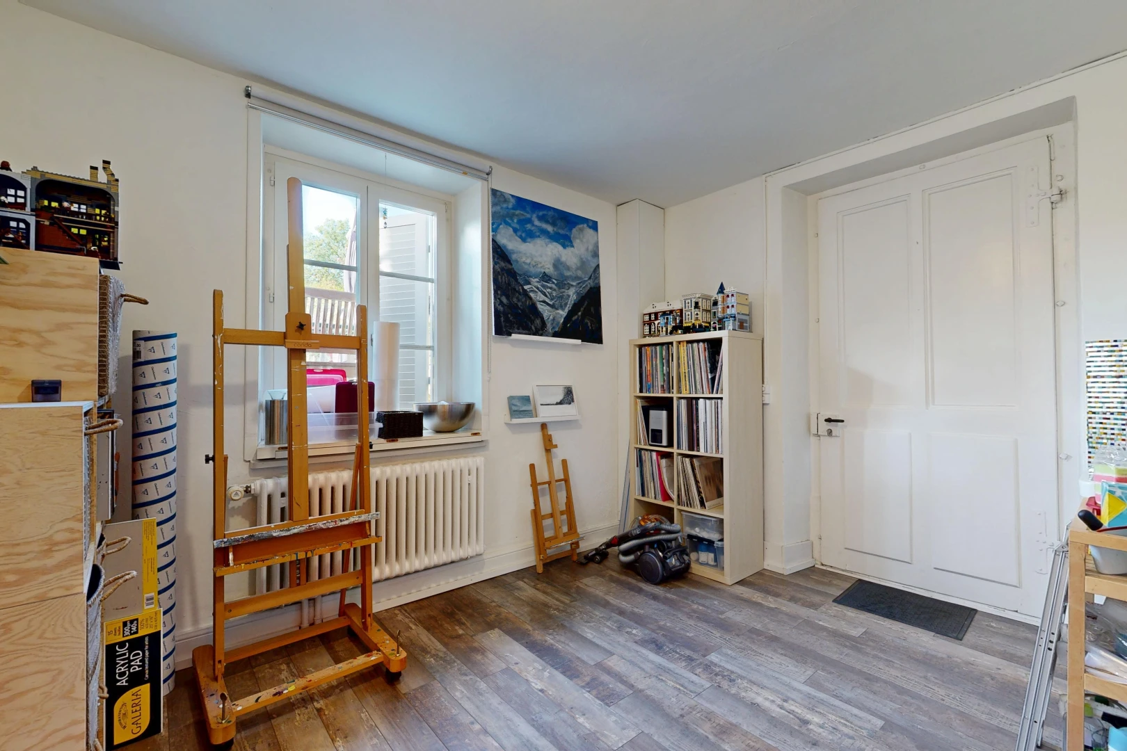 zimmer / schlafzimmer mit kühler, drywall, gipskartonwand, inside property, und wood finish floor
