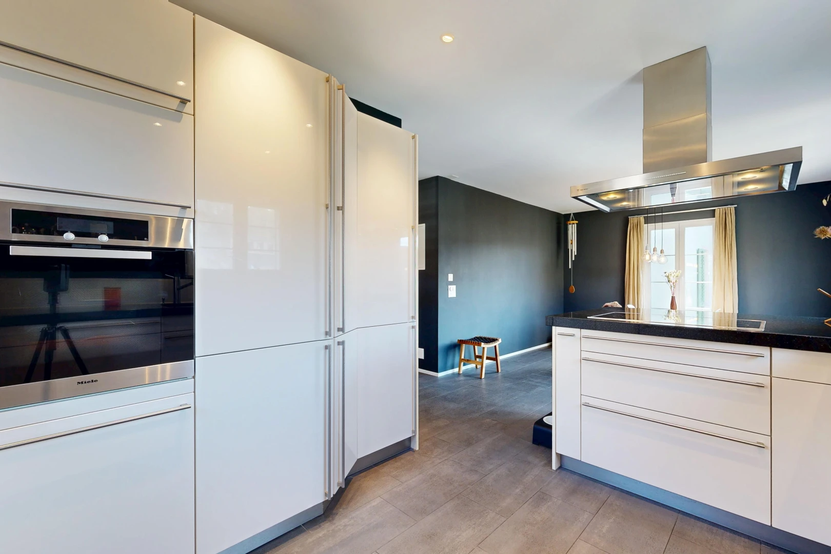 küche mit dunstabzugshaube, flat panel cabinets, schränke mit flachen paneelen, ofen, und white cabinets