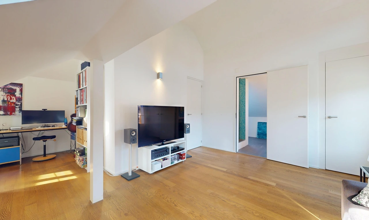 wohnzimmer mit fernseher, vaulted ceiling, dachschräge, wood finish floor, und holzfußboden