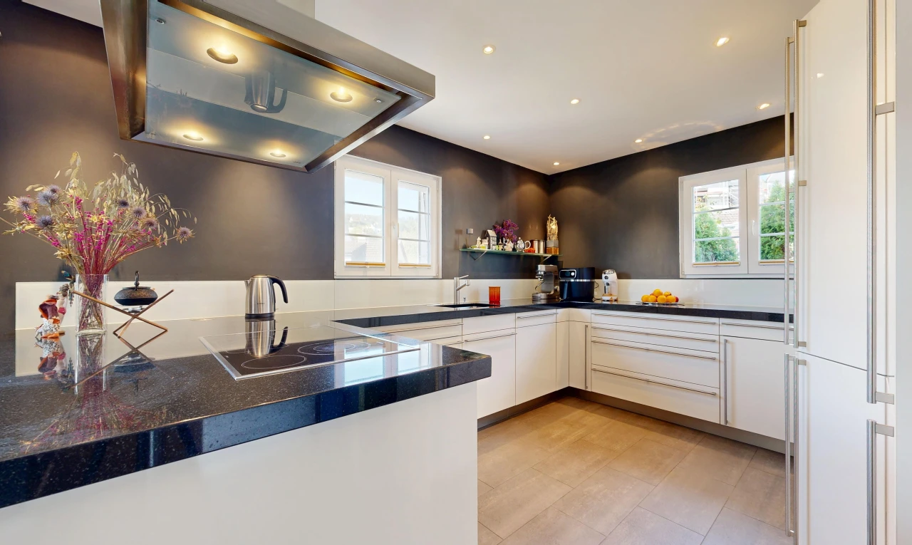 küche mit dunstabzugshaube, dark countertops, arbeitsplatten, einbauleuchten, und light floor