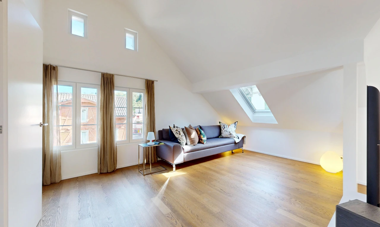 wohnzimmer mit vaulted ceiling, dachschräge, natürliches licht, drywall, und gipskartonwand
