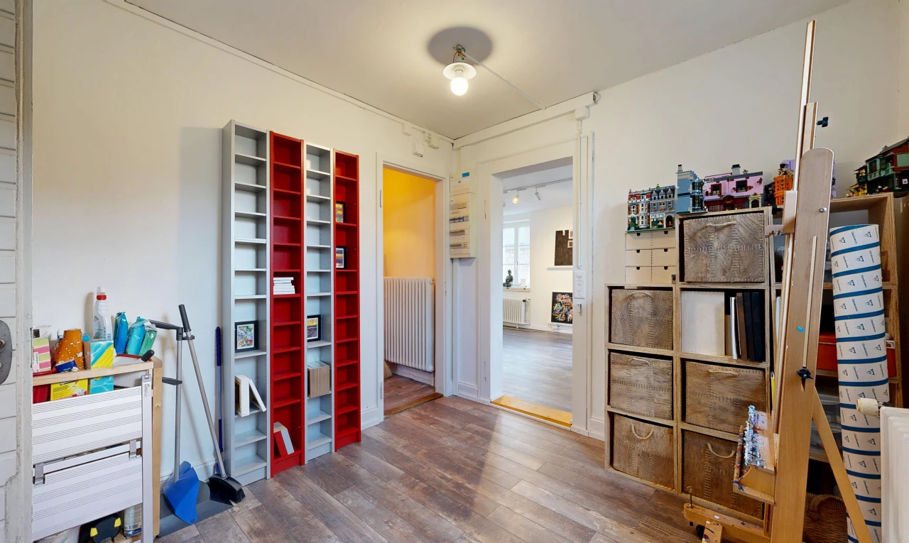 zimmer / schlafzimmer mit holzfußboden, wood finish floor, gipskartonwand, drywall, und kühler