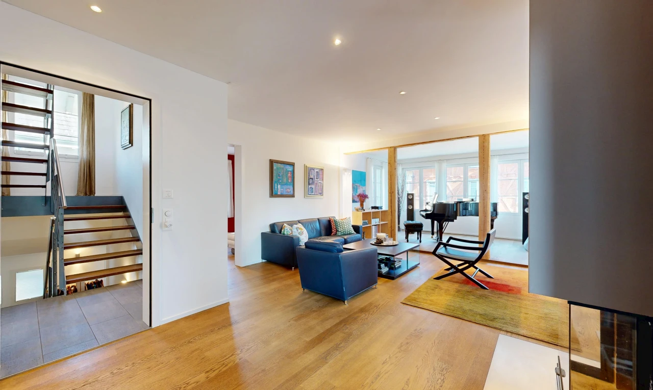 wohnzimmer mit treppen, einbauleuchten, drywall, gipskartonwand, und wood finish floor