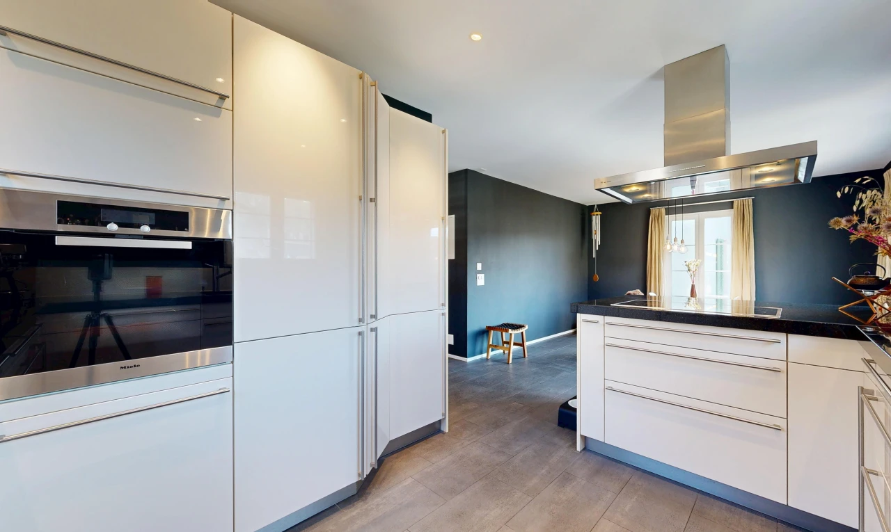küche mit dunstabzugshaube, flat panel cabinets, schränke mit flachen paneelen, ofen, und white cabinets