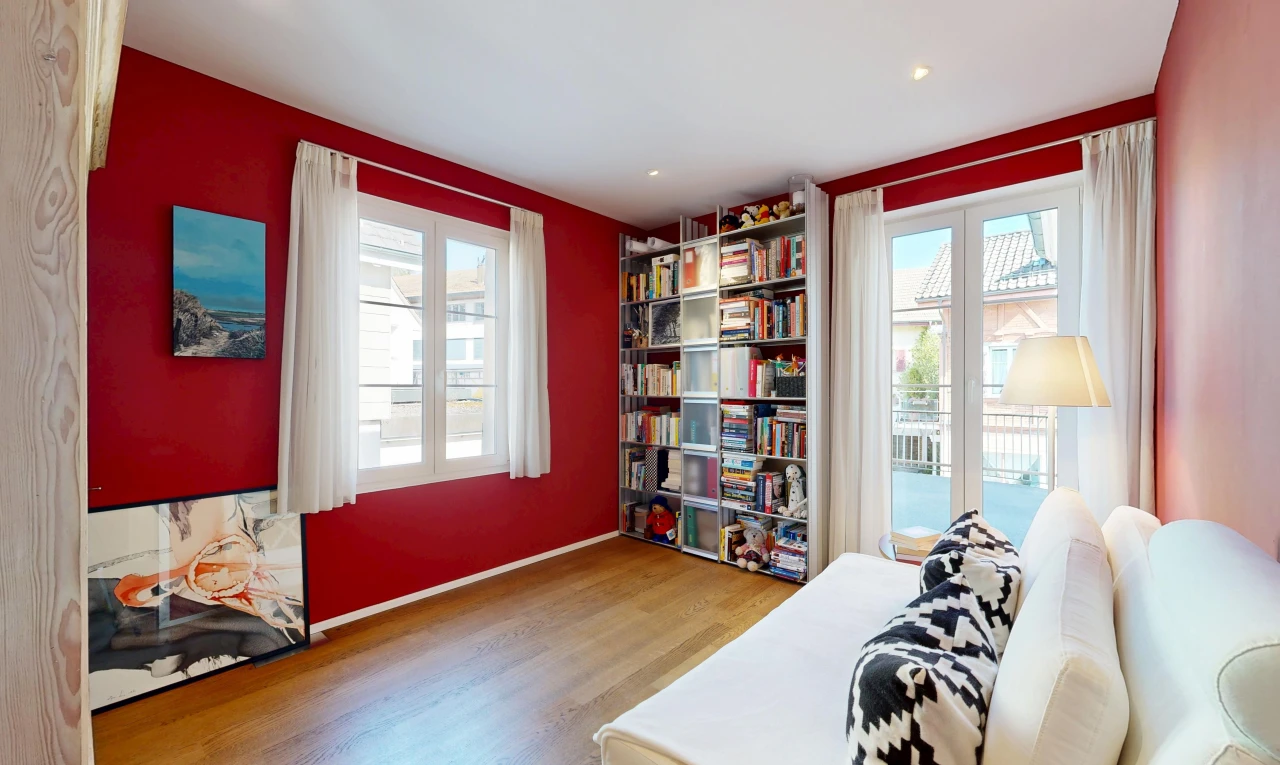 wohnzimmer mit einbauleuchten, drywall, gipskartonwand, wood finish floor, und holzfußboden