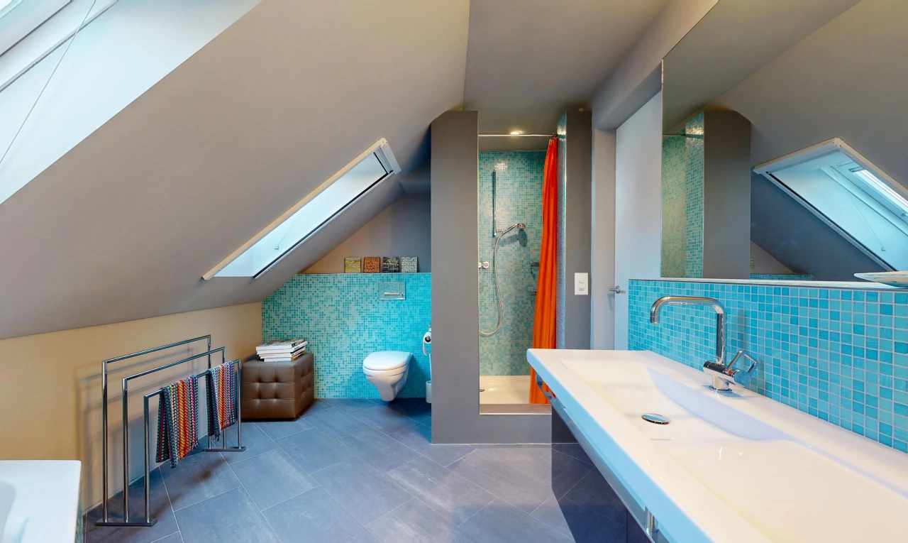 bad mit komplettes badezimmer, schminktisch, dusche, waschbecken, und gipskartonwand