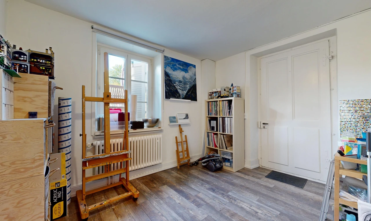 zimmer / schlafzimmer mit kühler, drywall, gipskartonwand, inside property, und wood finish floor