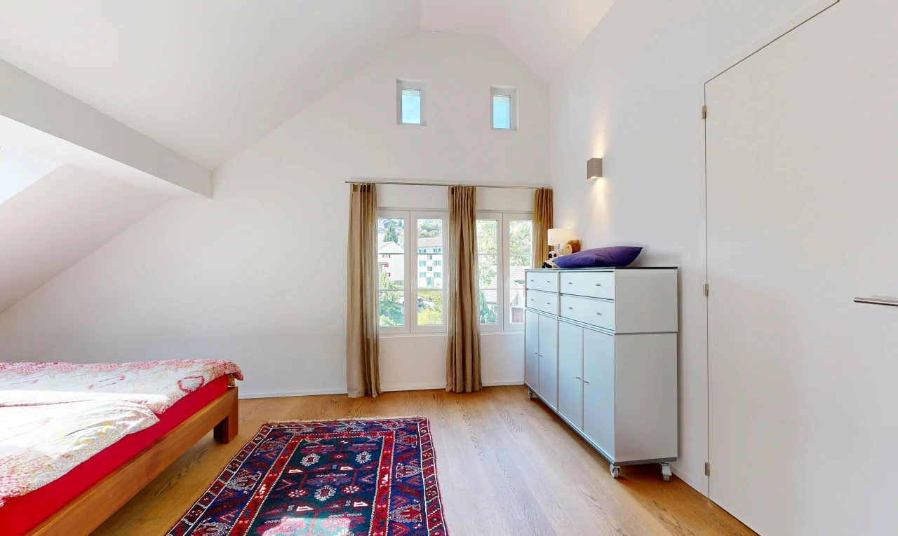 zimmer / schlafzimmer mit dachschräge, vaulted ceiling, hohe decke, high ceiling, und natürliches licht