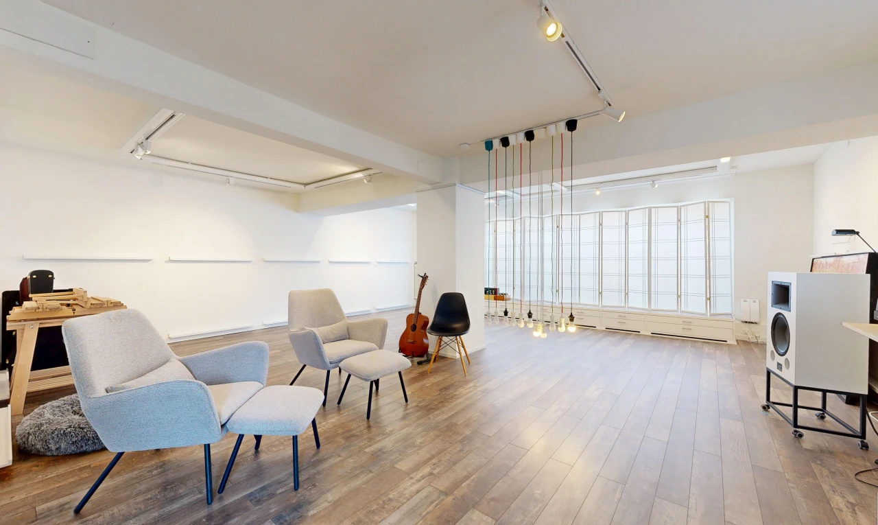wohnzimmer mit deckenbeleuchtung, wood finish floor, holzfußboden, inside community, und drywall