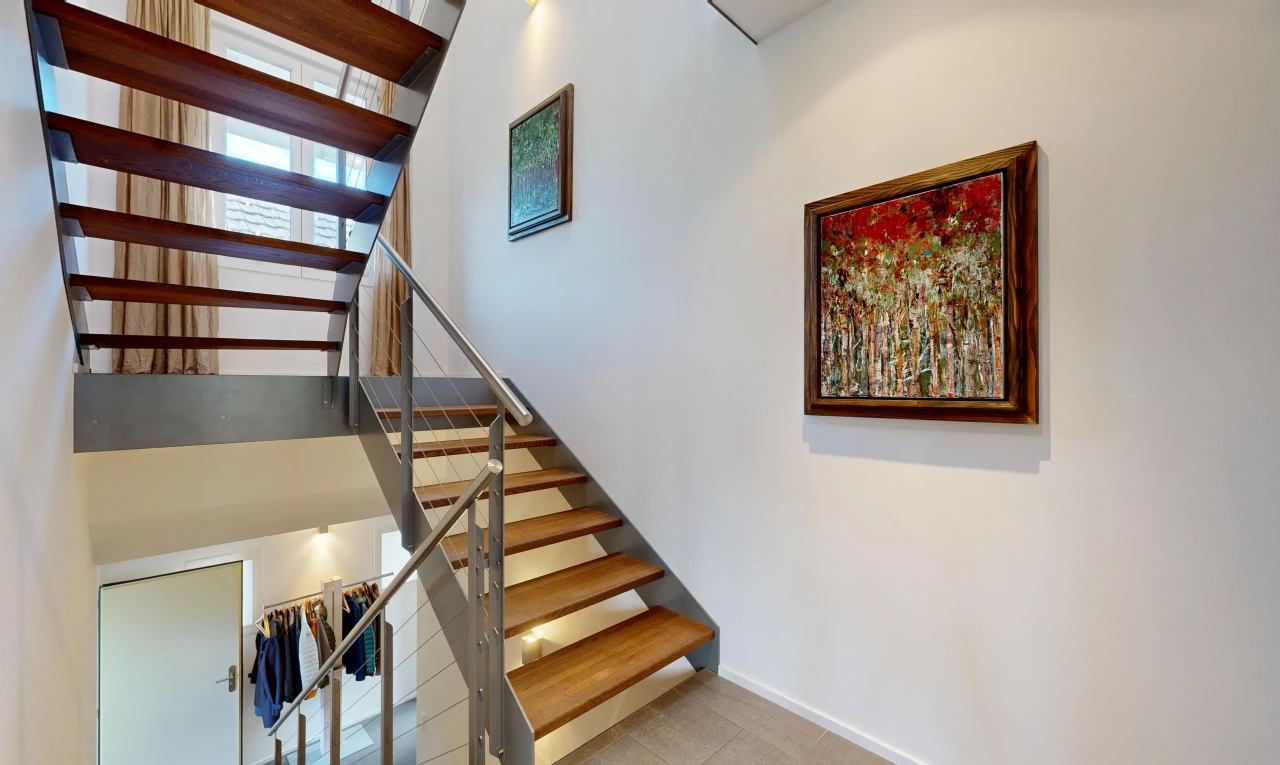 treppe mit wood finish stairs, drywall, gipskartonwand, inside property, und treppen