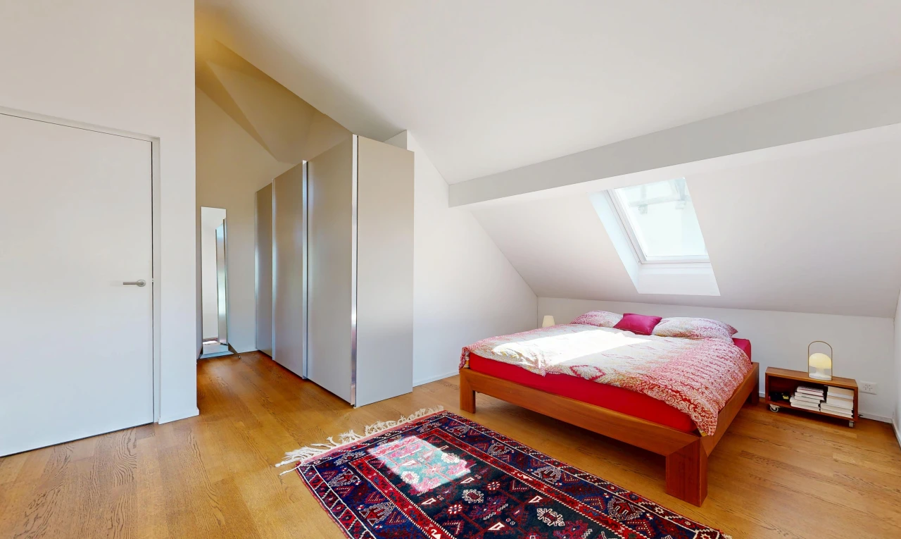 zimmer / schlafzimmer mit dachschräge, vaulted ceiling, dachfenster, zusätzliches zimmer, und holzfußboden