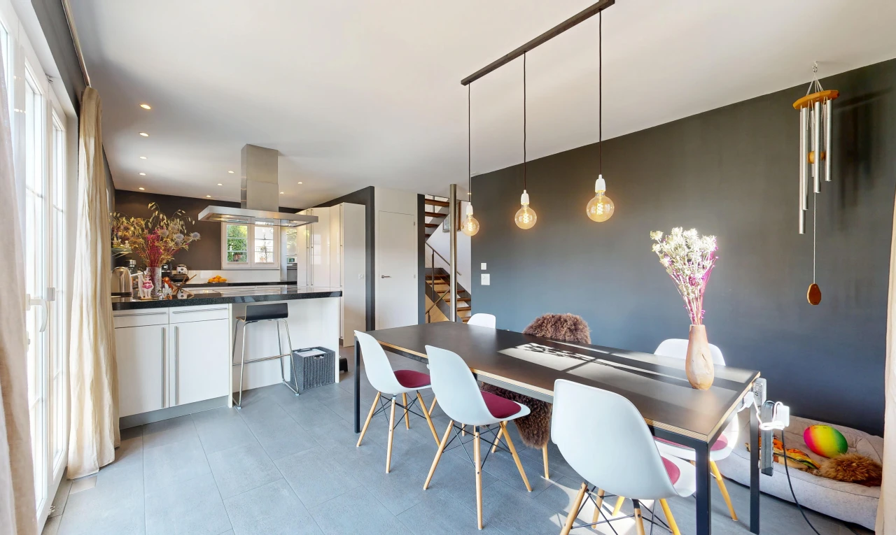 esszimmer mit treppen, pendelleuchte, drywall, gipskartonwand, und inside property