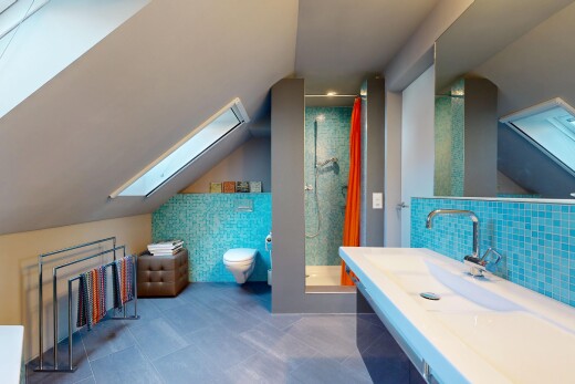 bad mit komplettes badezimmer, schminktisch, dusche, waschbecken, und gipskartonwand