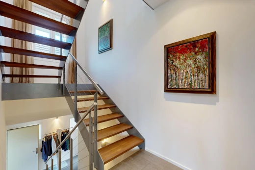 treppe mit wood finish stairs, drywall, gipskartonwand, inside property, und treppen