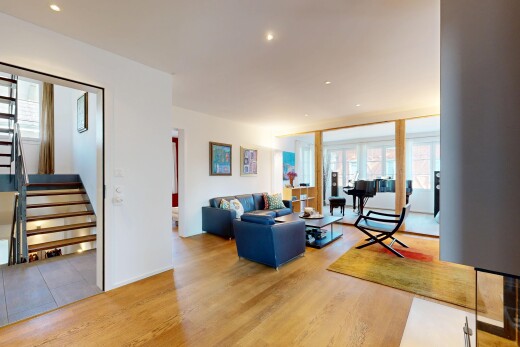 wohnzimmer mit treppen, einbauleuchten, drywall, gipskartonwand, und wood finish floor