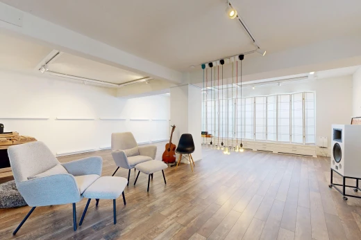 wohnzimmer mit deckenbeleuchtung, wood finish floor, holzfußboden, inside community, und drywall
