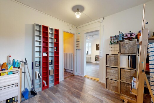 zimmer / schlafzimmer mit holzfußboden, wood finish floor, gipskartonwand, drywall, und kühler