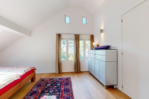 zimmer / schlafzimmer mit dachschräge, vaulted ceiling, hohe decke, high ceiling, und natürliches licht