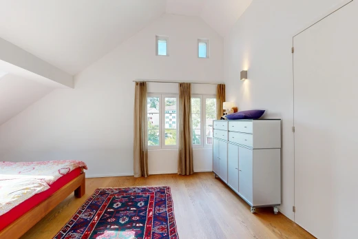 zimmer / schlafzimmer mit dachschräge, vaulted ceiling, hohe decke, high ceiling, und natürliches licht