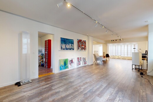 leerer raum mit deckenbeleuchtung, drywall, gipskartonwand, wood finish floor, und holzfußboden