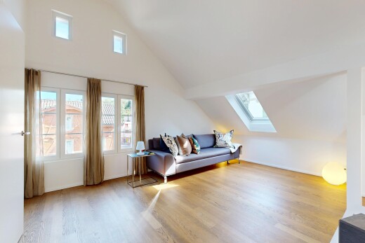 wohnzimmer mit vaulted ceiling, dachschräge, natürliches licht, drywall, und gipskartonwand