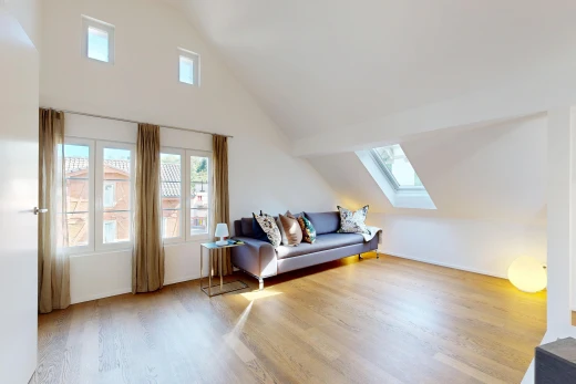 wohnzimmer mit vaulted ceiling, dachschräge, natürliches licht, drywall, und gipskartonwand