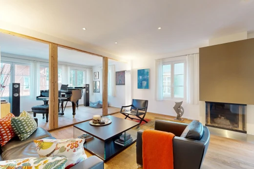 wohnzimmer mit gipskartonwand, drywall, natürliches licht, kamin, und holzfußboden
