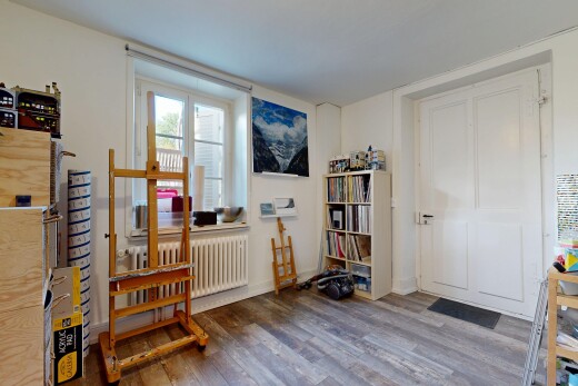 zimmer / schlafzimmer mit kühler, drywall, gipskartonwand, inside property, und wood finish floor