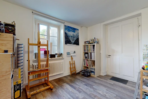 zimmer / schlafzimmer mit kühler, drywall, gipskartonwand, inside property, und wood finish floor
