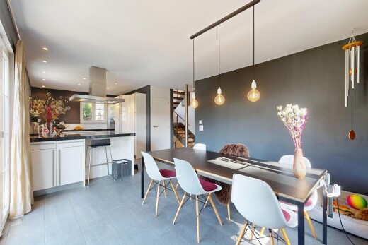 esszimmer mit treppen, pendelleuchte, drywall, gipskartonwand, und inside property