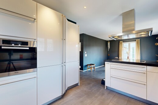 küche mit dunstabzugshaube, flat panel cabinets, schränke mit flachen paneelen, ofen, und white cabinets