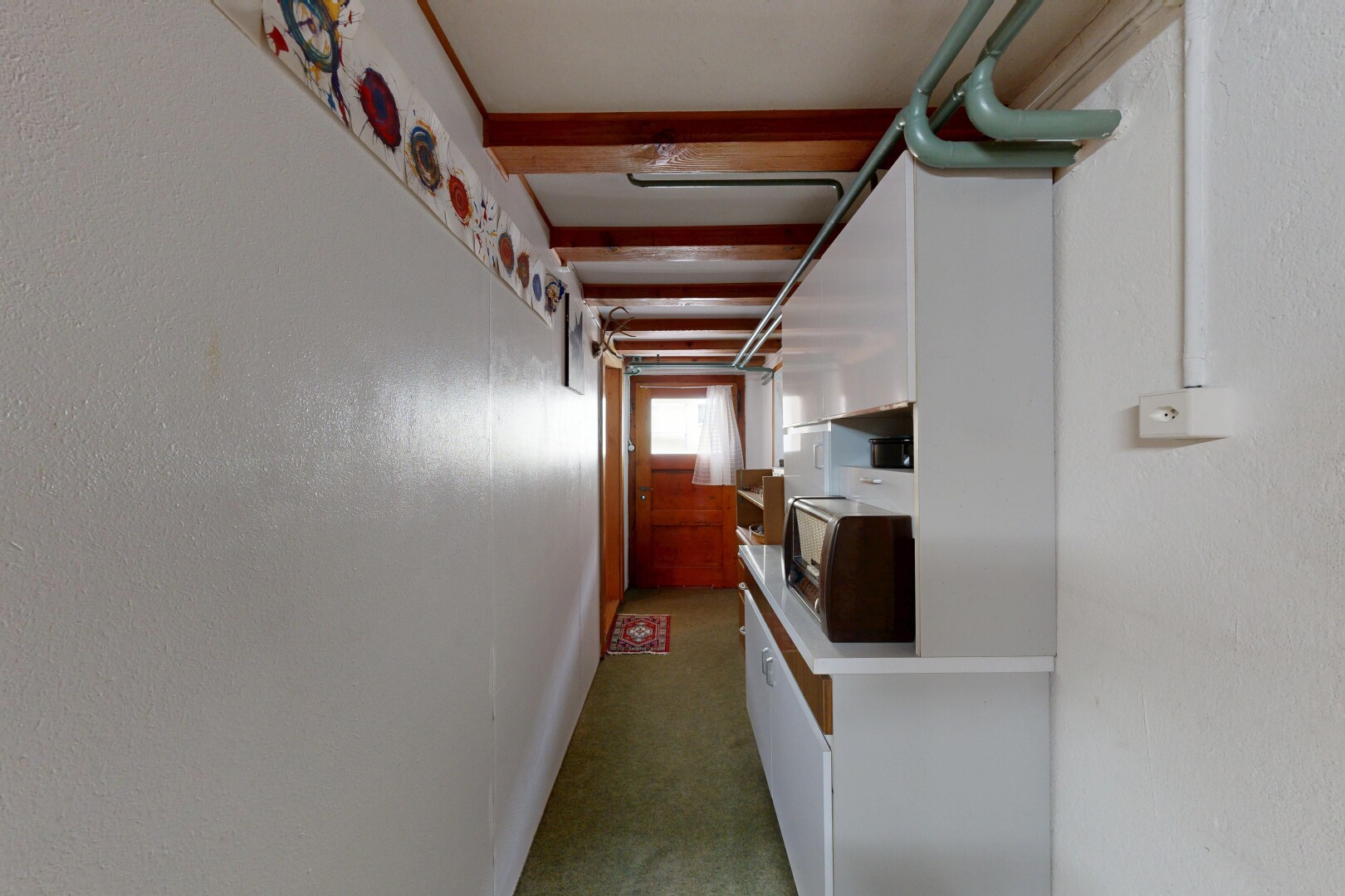 halle / korridor mit beamed ceiling, balkendecke, inside property, textured wall, und strukturierte wand