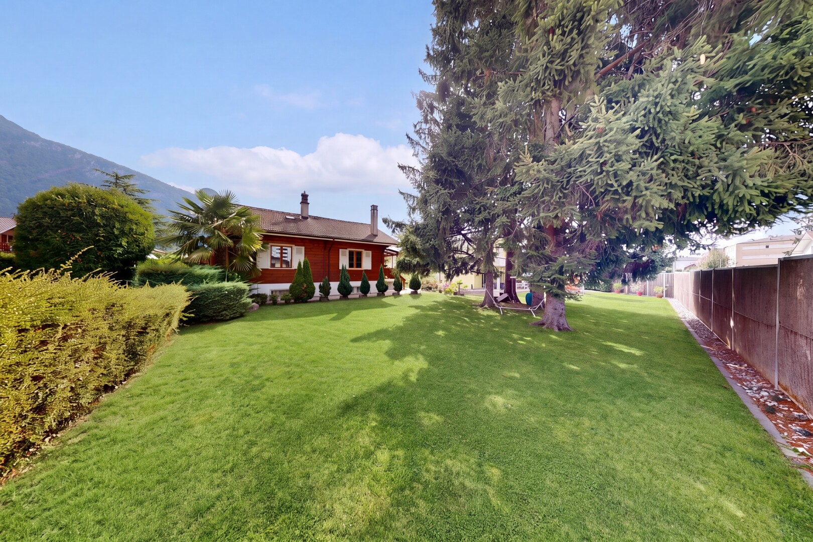 garten mit rasen, zaun, day time, from property, und property visible