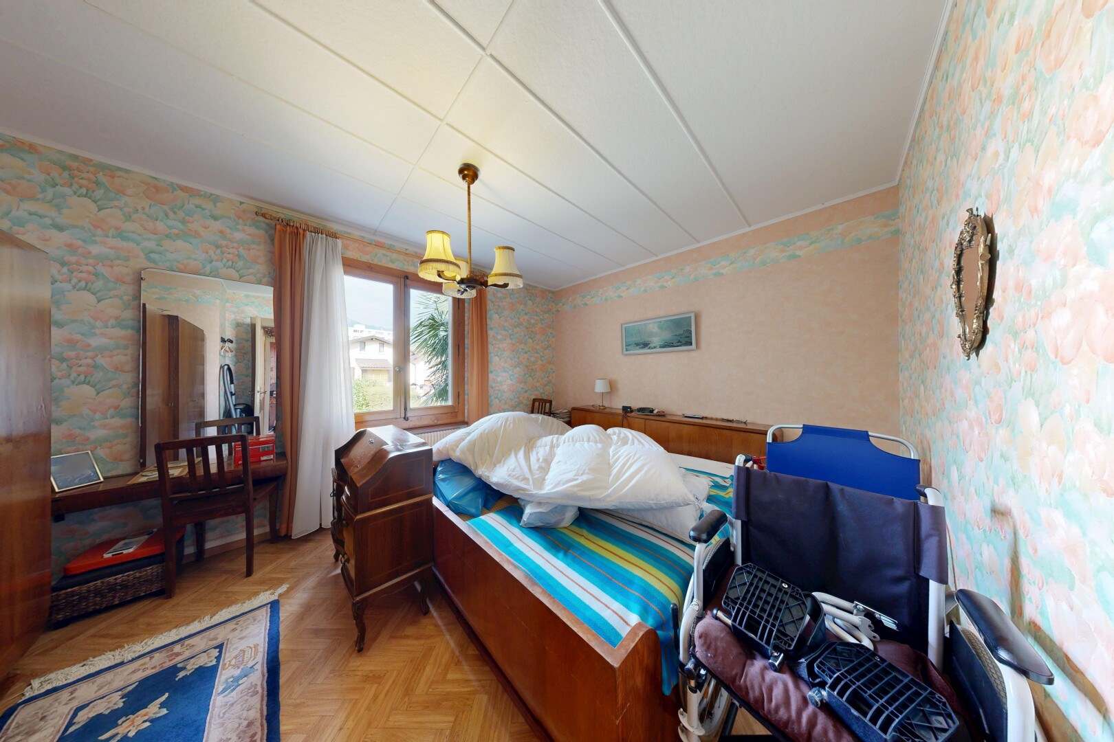 zimmer / schlafzimmer mit wallpaper wall, tapetenwand, manufactured ceiling panel, problematic wallpaper, und holzfußboden