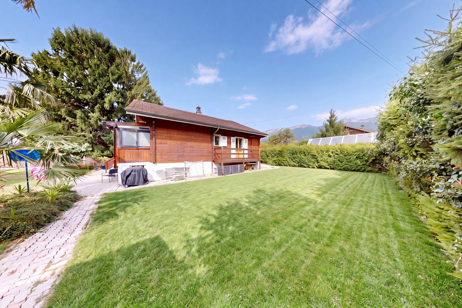 garten mit rasen, from property, day time, und property visible