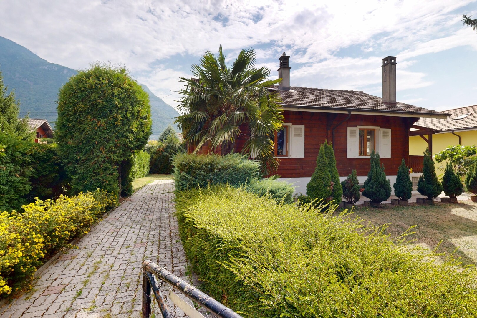 außenansicht mit property visible, schornstein, ziegeldach, und from property