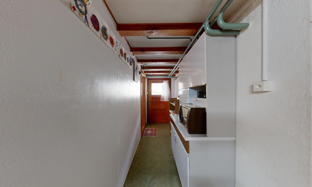 halle / korridor mit beamed ceiling, balkendecke, inside property, textured wall, und strukturierte wand