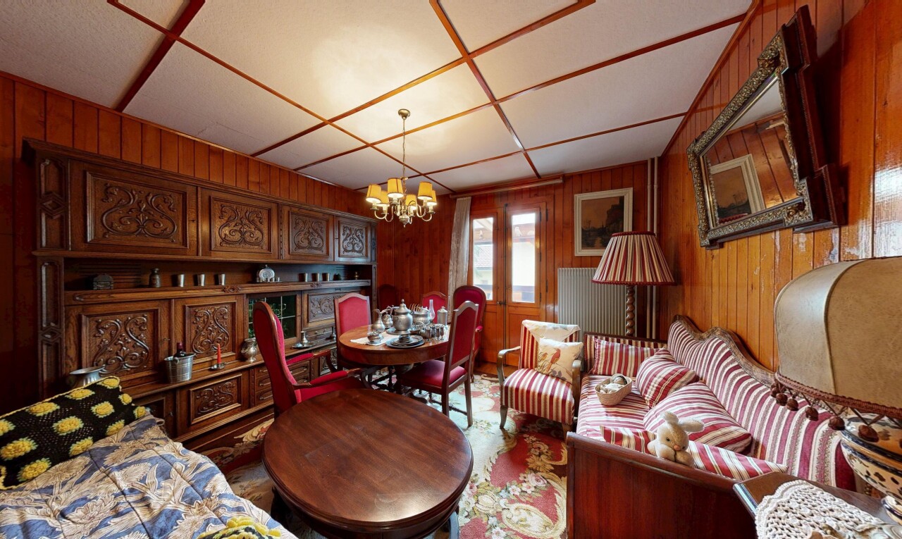 wohn- / esszimmer mit wood wall, holzwand, dated wood wall, und inside property