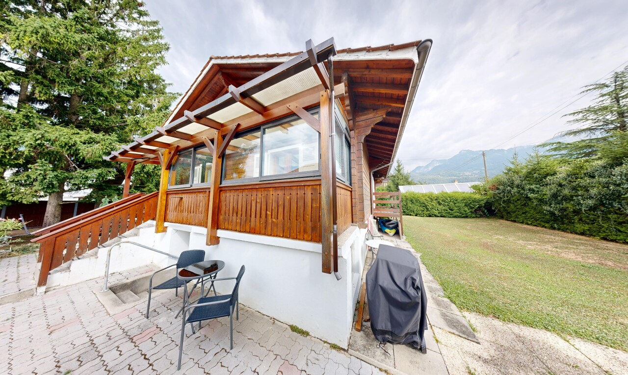terrasse mit grill, from property, rasen, overcast, und terrasse