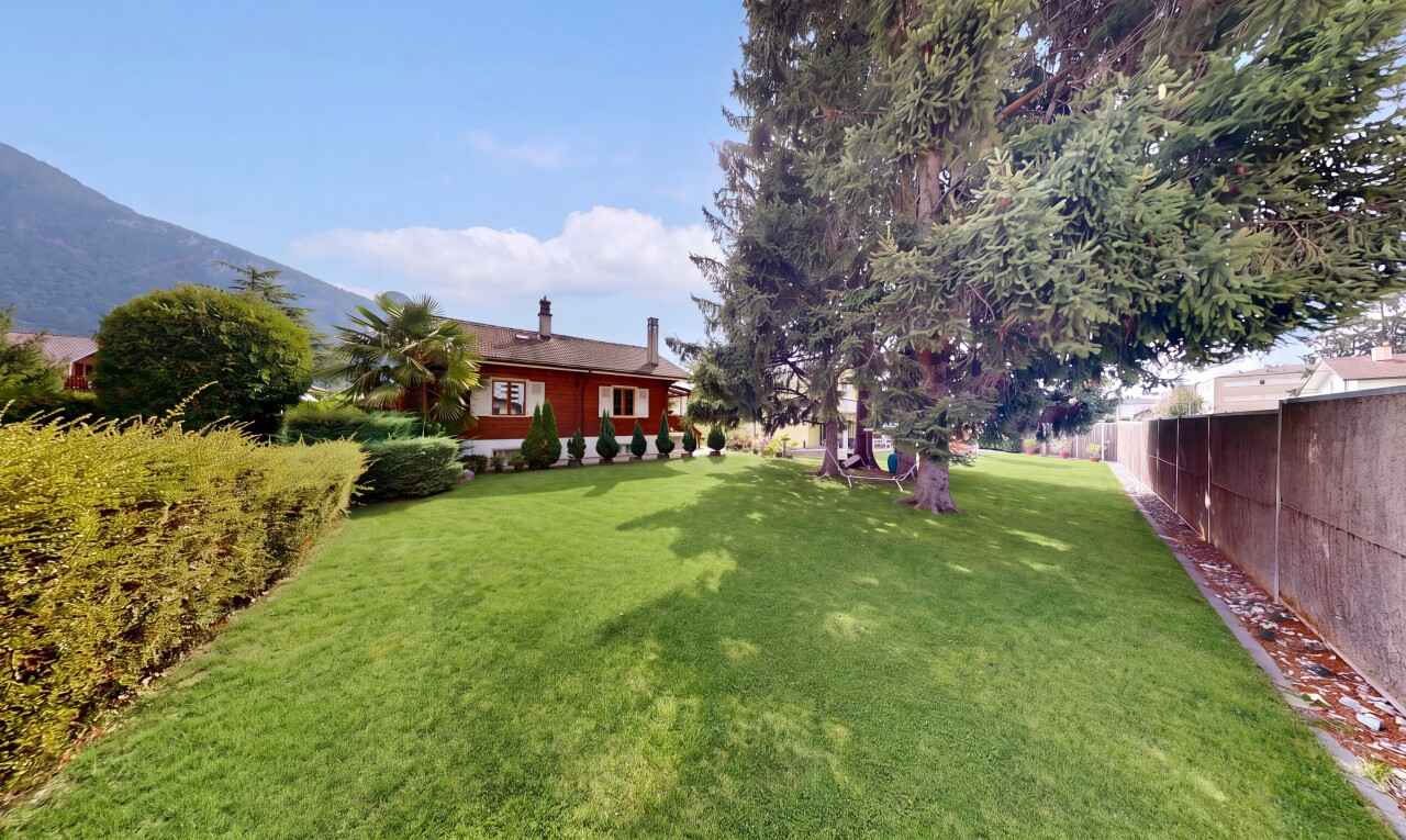 garten mit rasen, zaun, day time, from property, und property visible