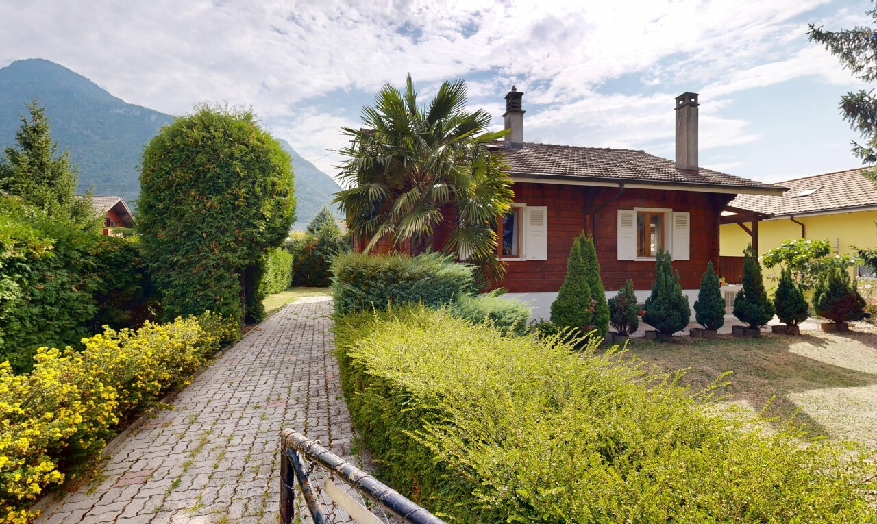 außenansicht mit property visible, schornstein, ziegeldach, und from property