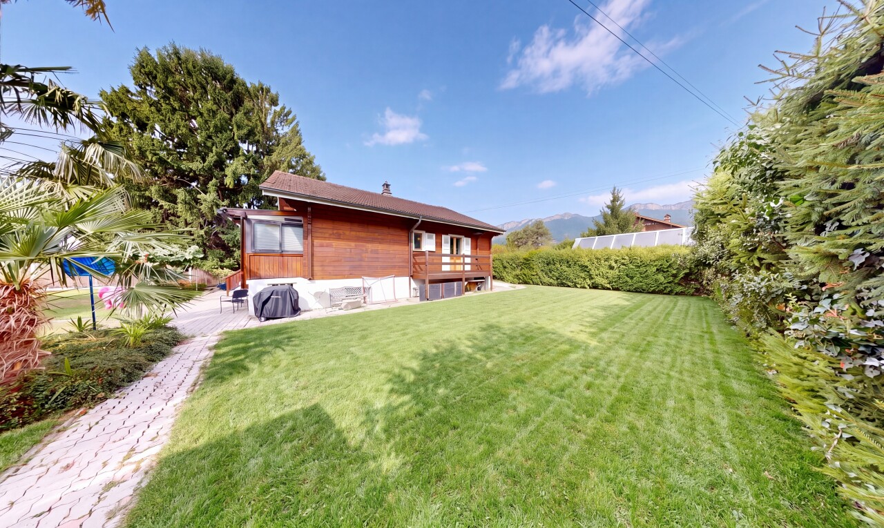 garten mit rasen, from property, day time, und property visible