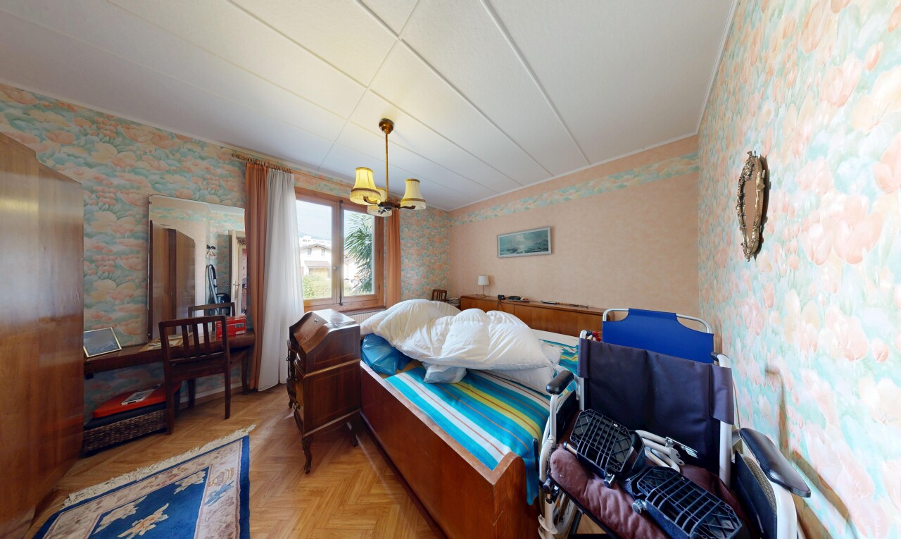 zimmer / schlafzimmer mit wallpaper wall, tapetenwand, manufactured ceiling panel, problematic wallpaper, und holzfußboden