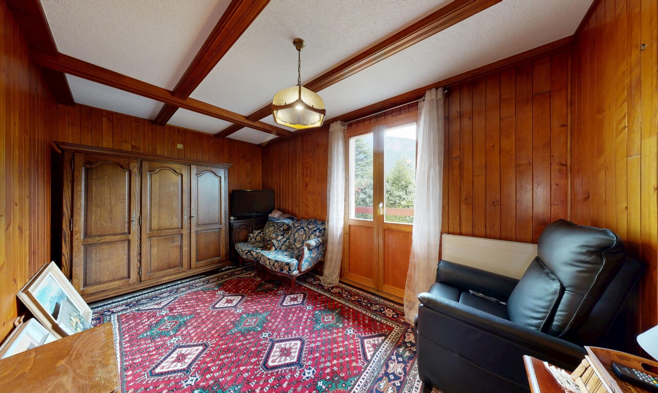 wohnzimmer mit dated wood wall, balkendecke, beamed ceiling, holzwand, und wood wall